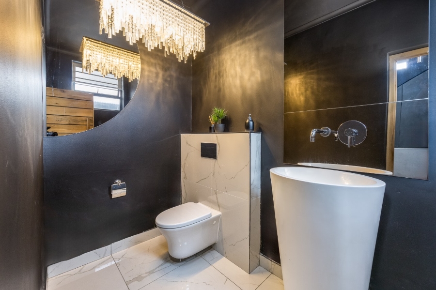 5 Bedroom Property for Sale in Deo Gracia Western Cape